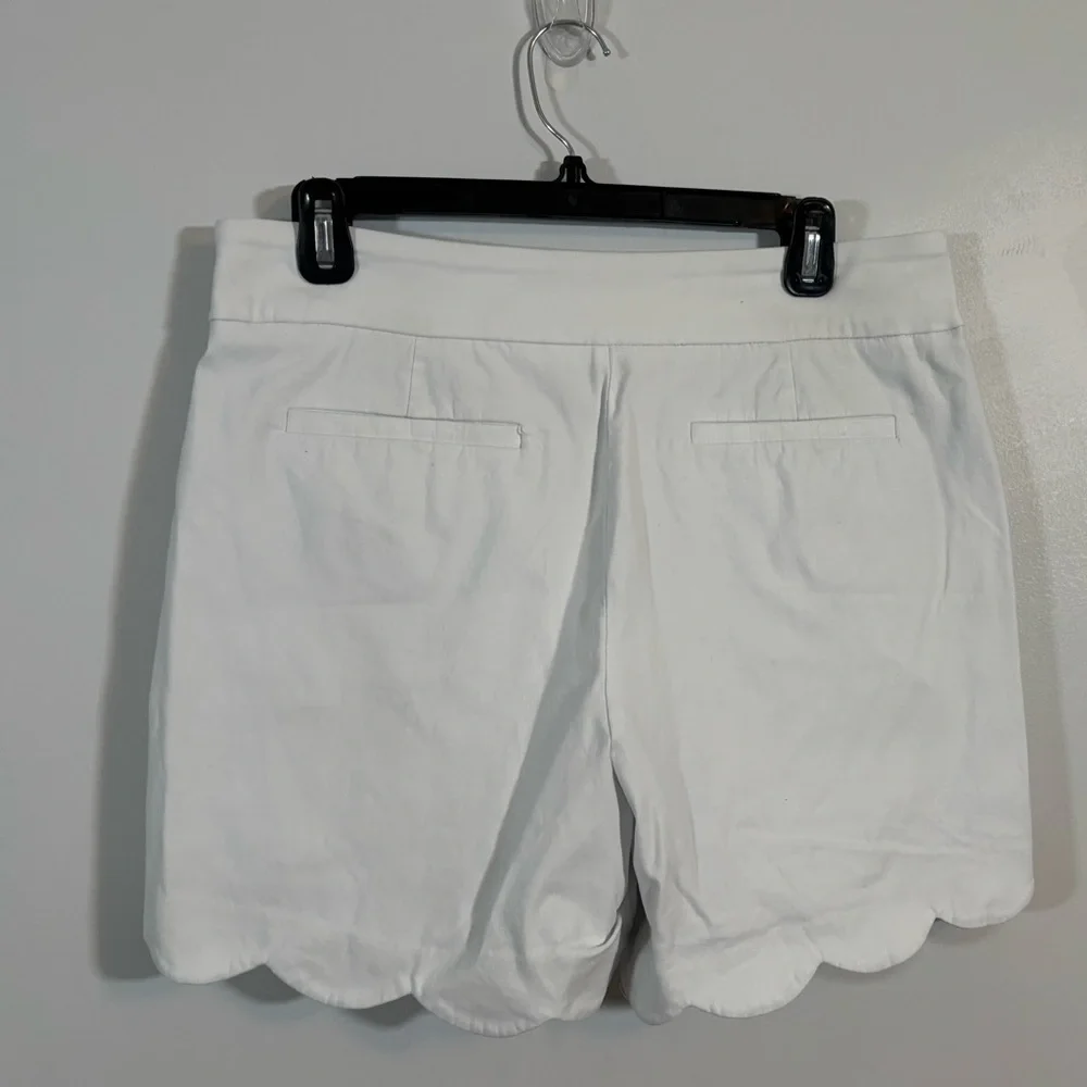 Crown & Ivy White Scalloped Hem Shorts Size 12 Stretch Summer Style - Picture 2 of 7